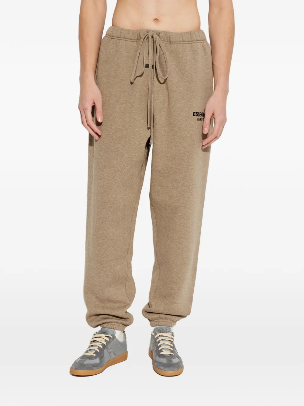FEAR OF GOD ESSENTIALS Trainingsbroek met logodetail en trekkoord Beige