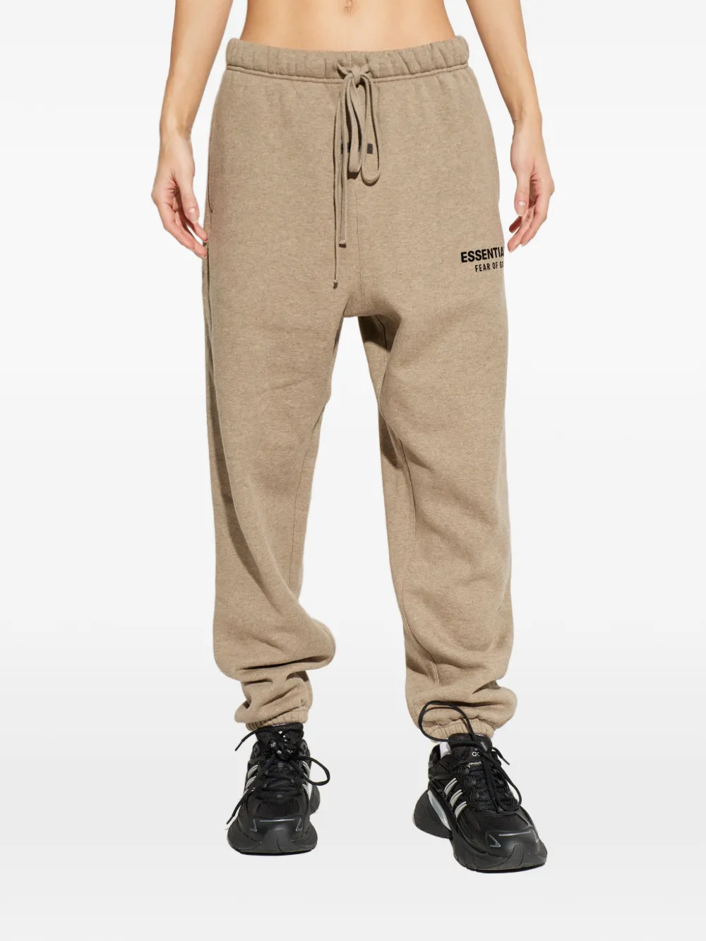 FEAR OF GOD ESSENTIALS Trainingsbroek met logodetail en trekkoord Beige