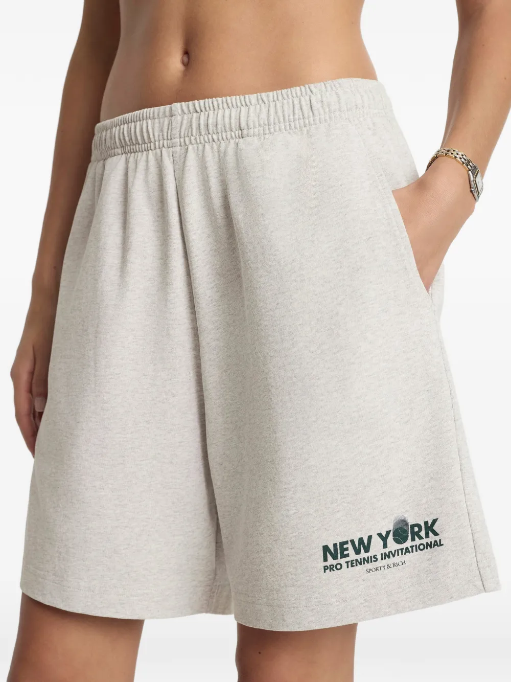Sporty & Rich Elastische trainingsshorts met print Grijs