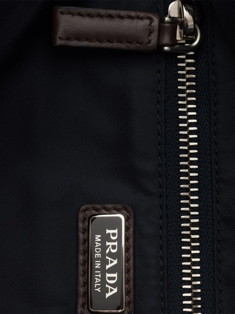 Prada Speedrock Re-Nylon toilettas met logo-plakkaat Blauw