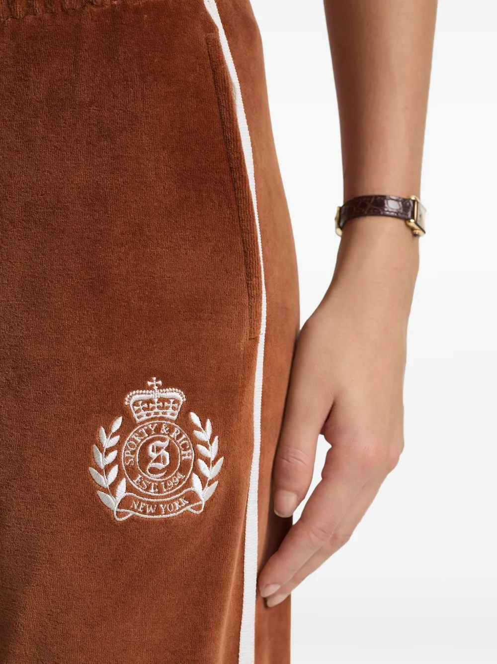 Sporty & Rich Gestreepte trainingsbroek met geborduurd logo Bruin