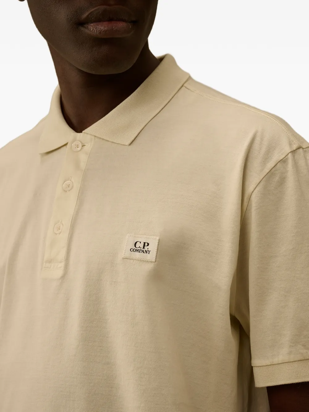 C.P. Company Poloshirt met logodetail en knopen Geel