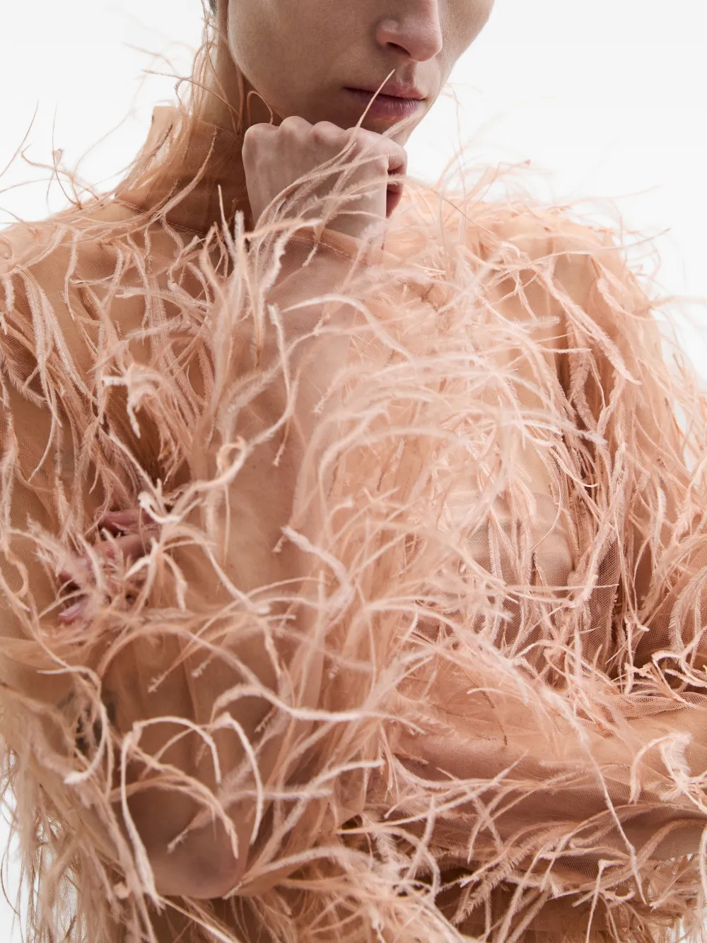 Atu Body Couture Top met hoge hals en veren Beige