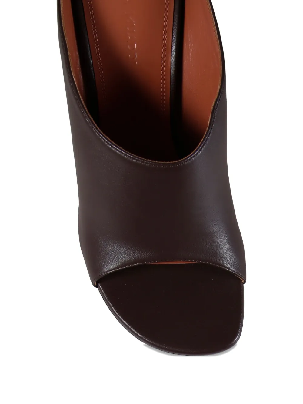 Amina Muaddi Uma sandalen met open neus Bruin