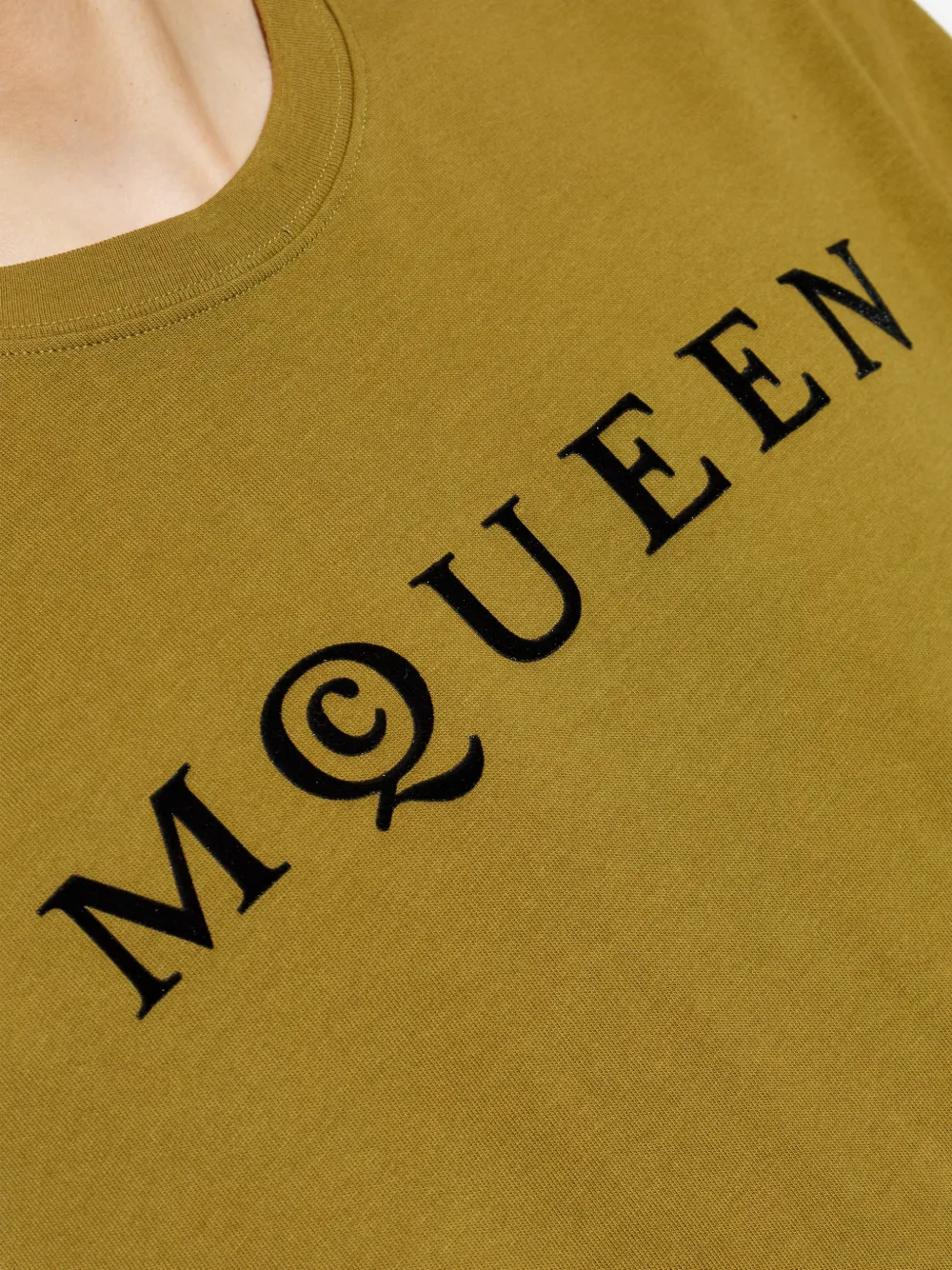 Alexander McQueen T-shirt met logoprint Bruin