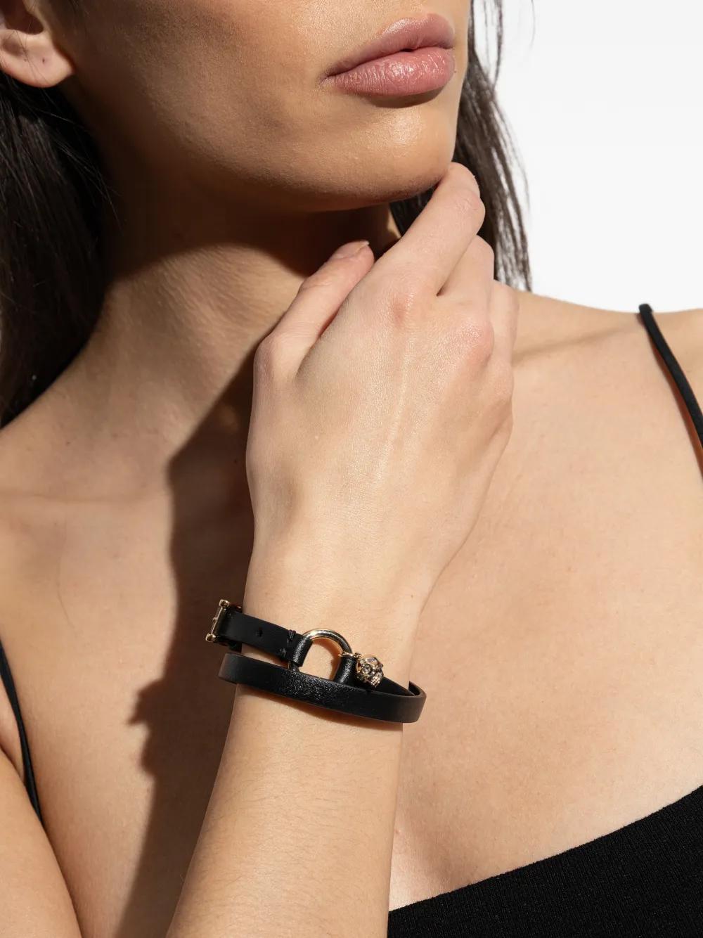 Alexander McQueen skull-charm leather bracelet - Zwart