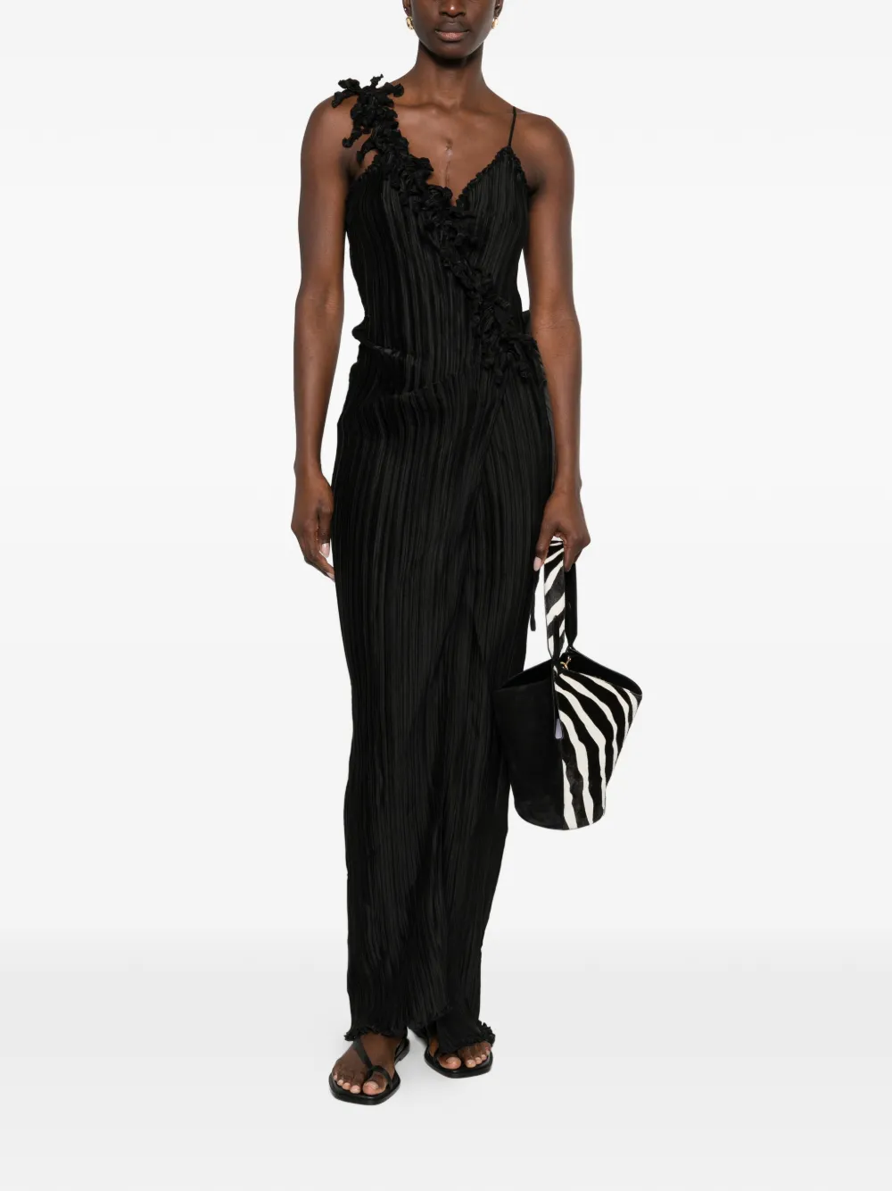 DAPHNE VALENTE Cyclon ruffle pliss&eacute; maxi dress - Zwart