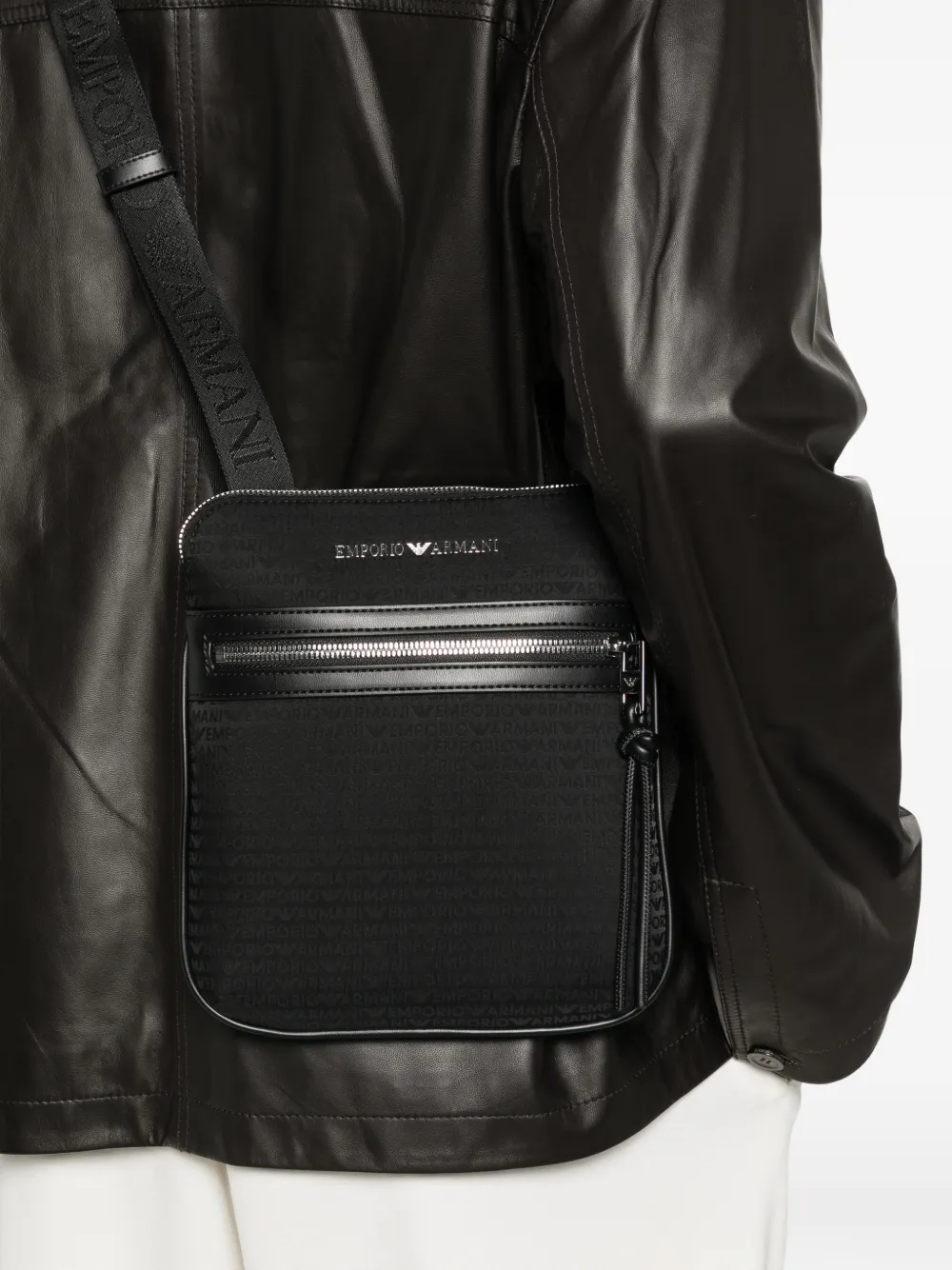 Emporio Armani logo-lettering messenger bag - Zwart