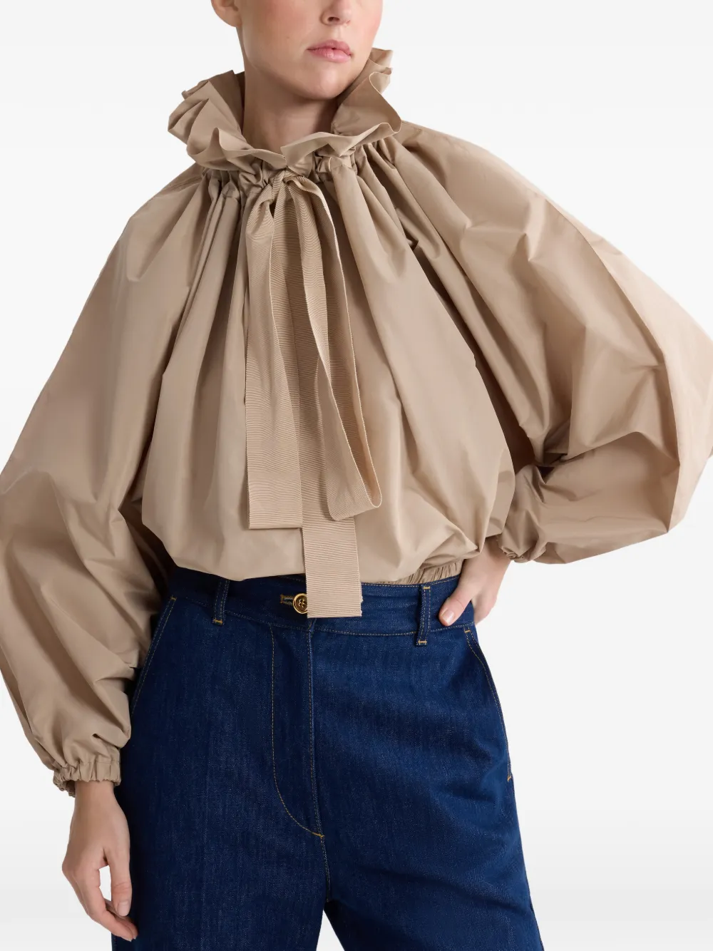 Patou Top met gestrikte hals en ruches Beige