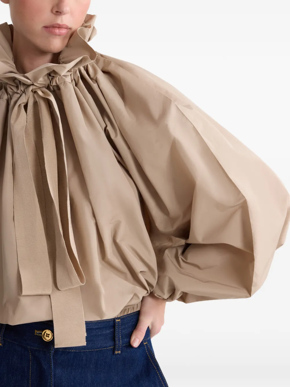 Patou Top met gestrikte hals en ruches Beige