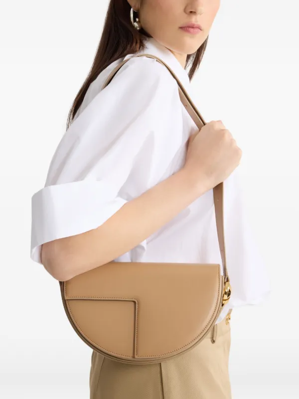 Patou Le Patou レザーショルダーバッグ | ニュートラル | FARFETCH JP