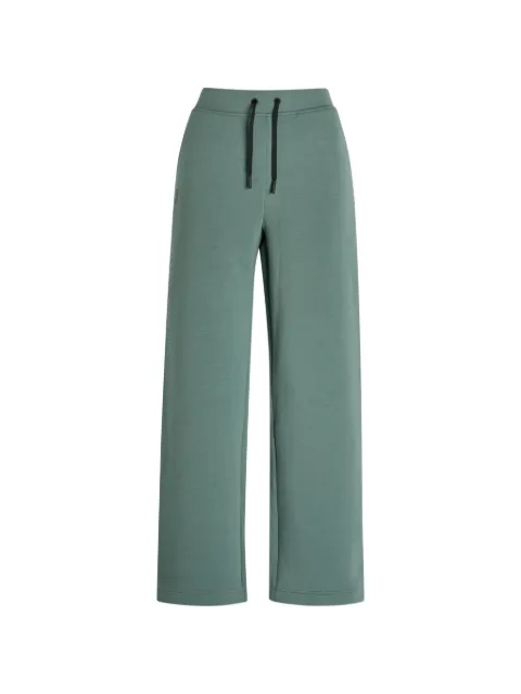 On pantalones con cordones en la pretina