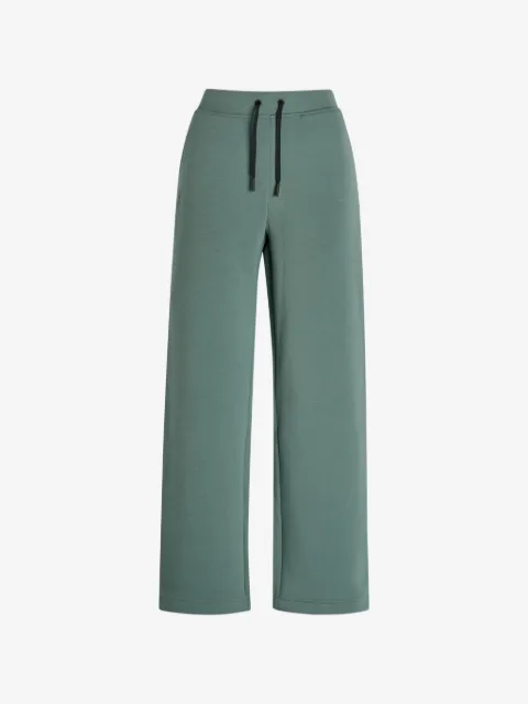 On  pantalones con cordones en la pretina