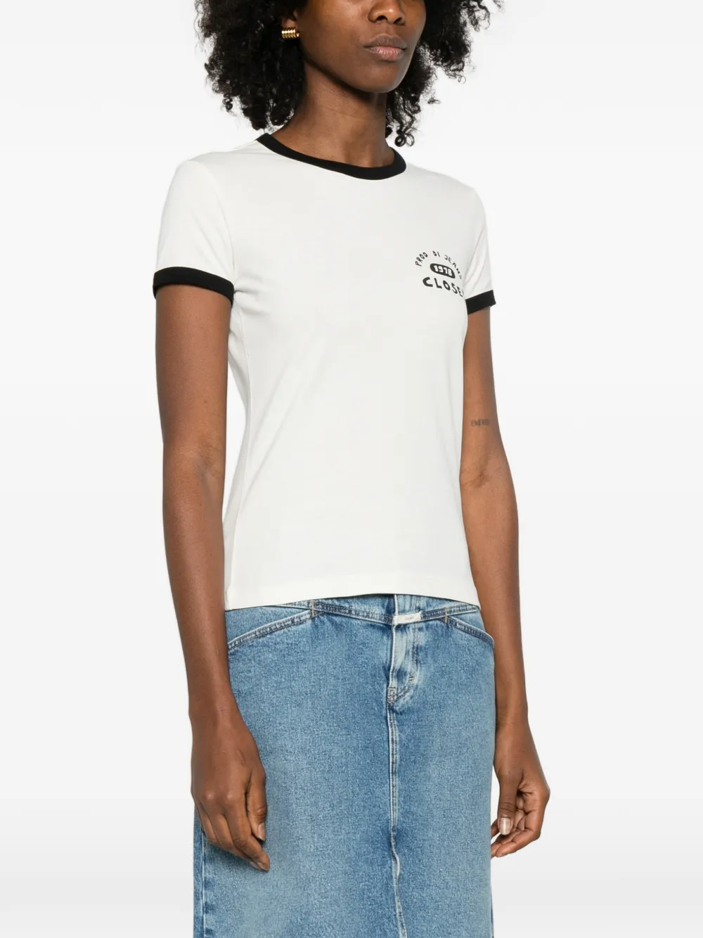 Closed T-shirt met contrasterende afwerking Beige