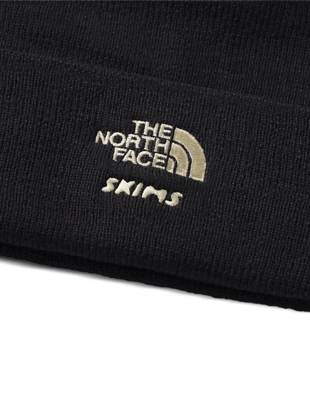 Skims x The North Face logo-embroidered beanie hat - Zwart