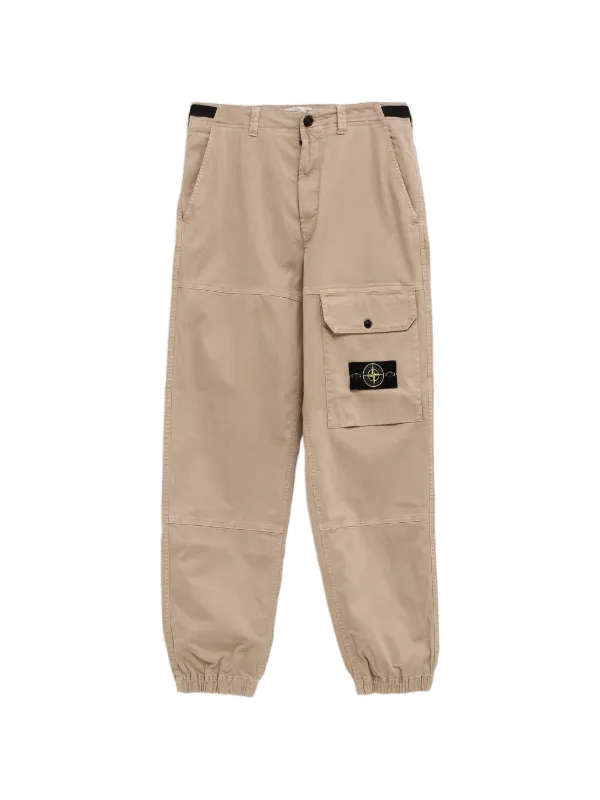 Stone Island ロゴパッチ パンツ | ニュートラル | FARFETCH JP
