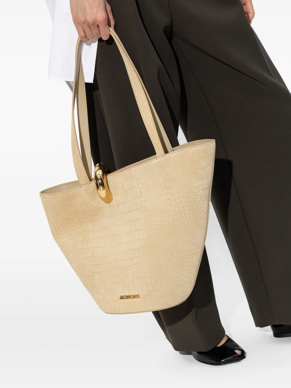 Jacquemus The Medium Bambola schoudertas met krokodillen-reliëf Beige