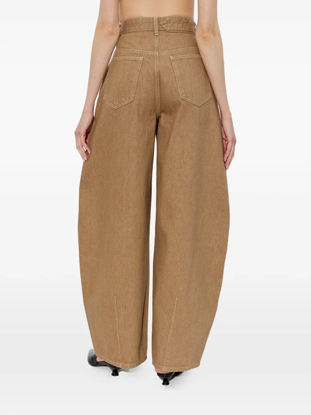 Jacquemus Jeans met wijde pijpen en geplooid detail Bruin