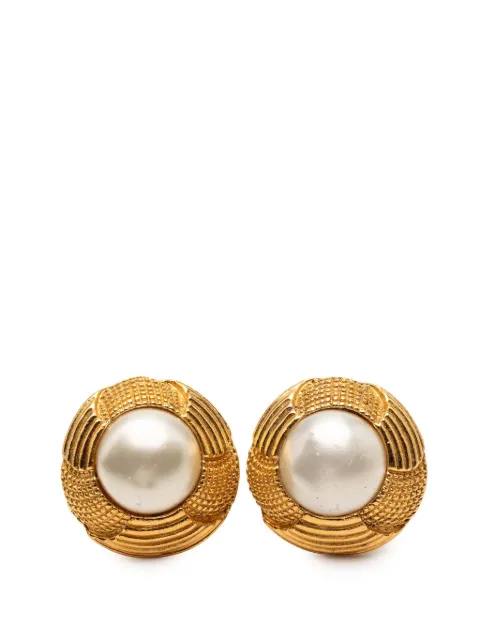 CHANEL Pre-Owned 1970-1980 Gold Plated Faux Pearl Clip On Earrings costume earrings