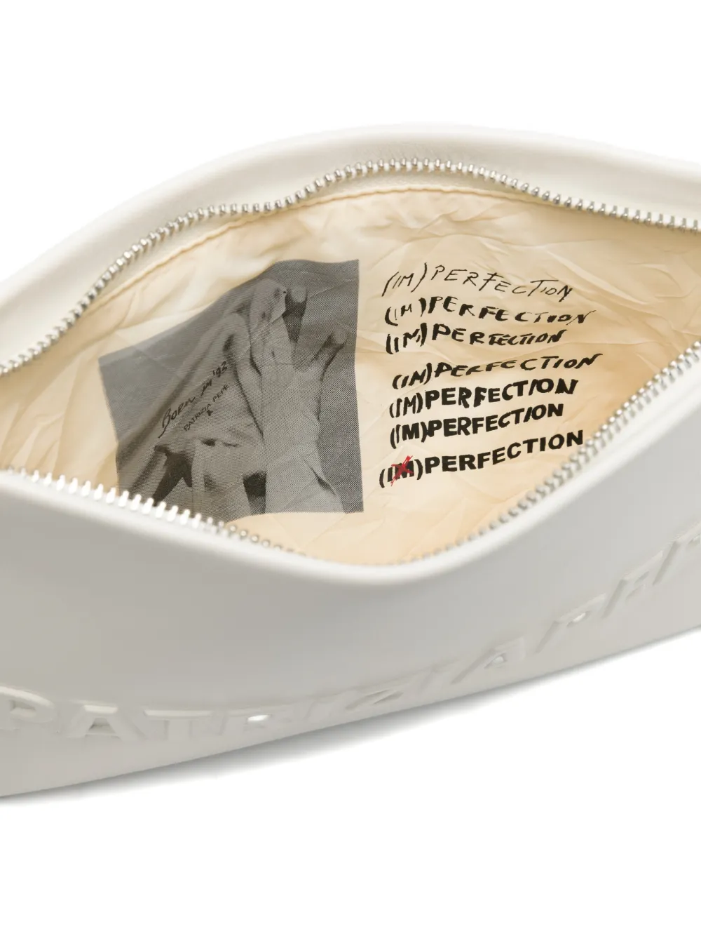 Patrizia Pepe (IM)PERFECTION leren clutch met logo-reliëf Wit