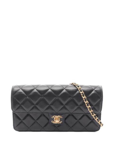 CHANEL Pre-Owned bolsa de hombro con cierre giratorio y logo CC 2021