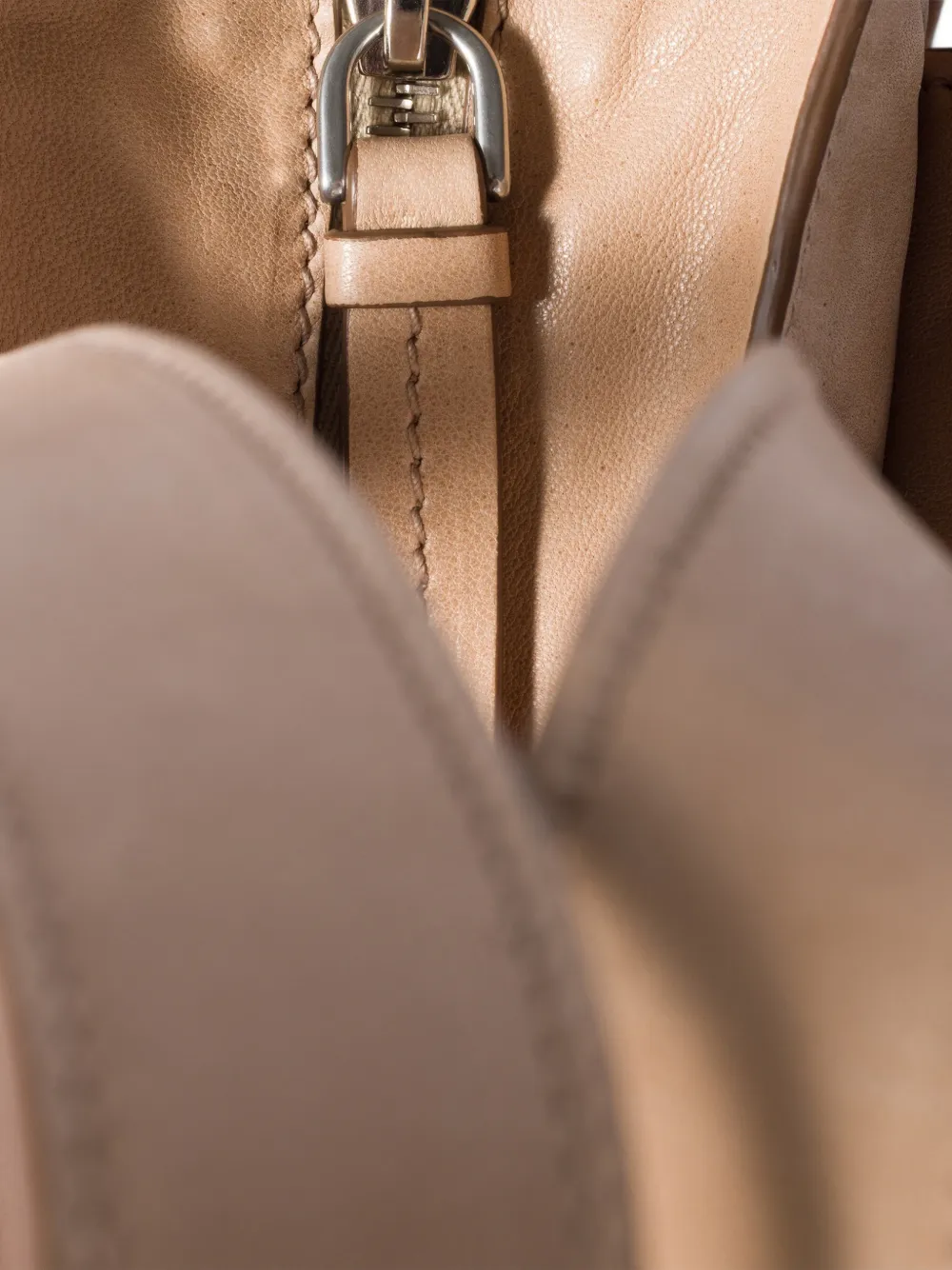 Miu Schoudertas met logoplakkaat Beige