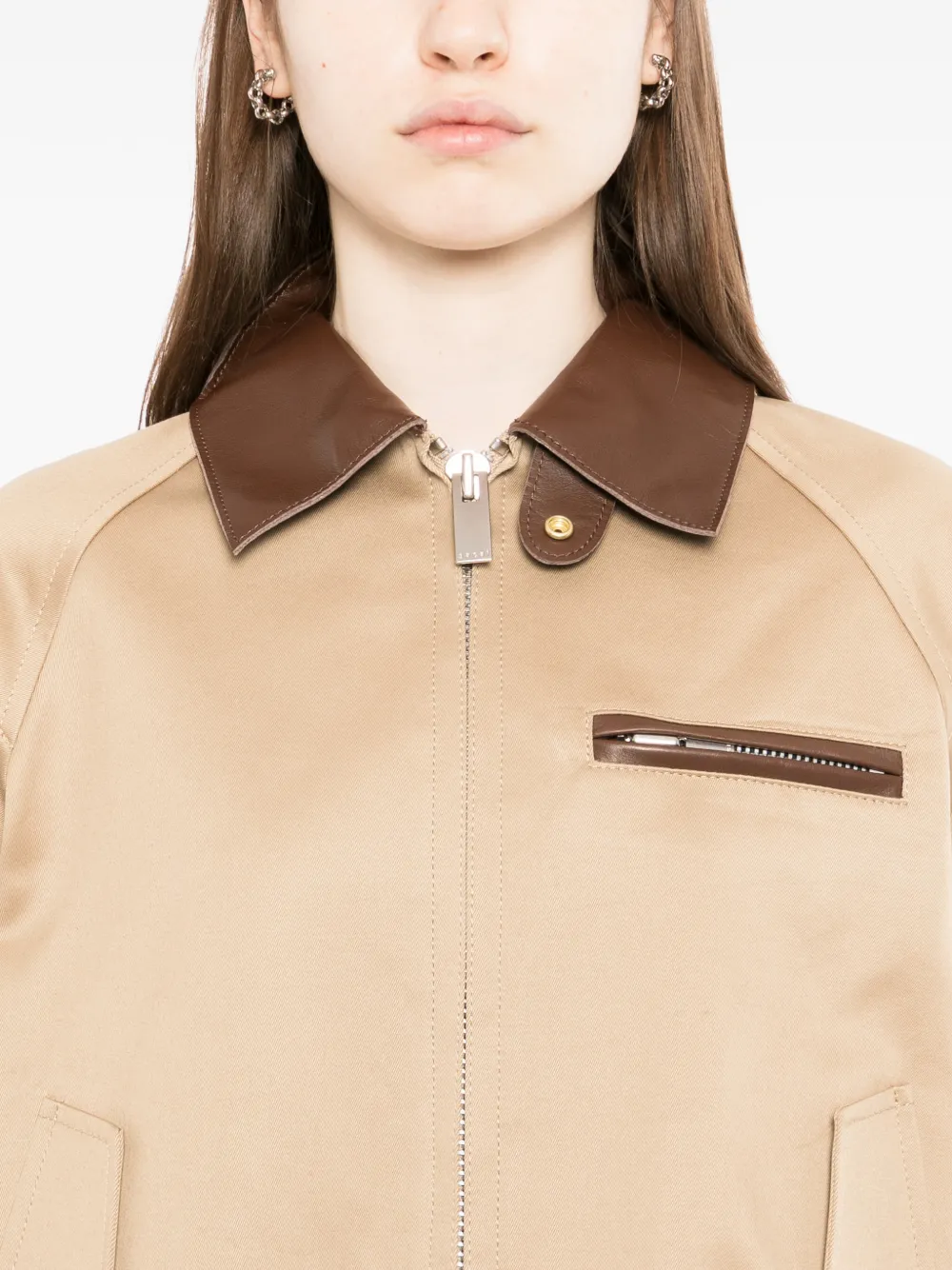 sacai Jack met uitgesneden details en kraag Beige