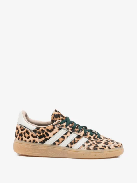 adidas tenis Handball Spezial con estampado de leopardo