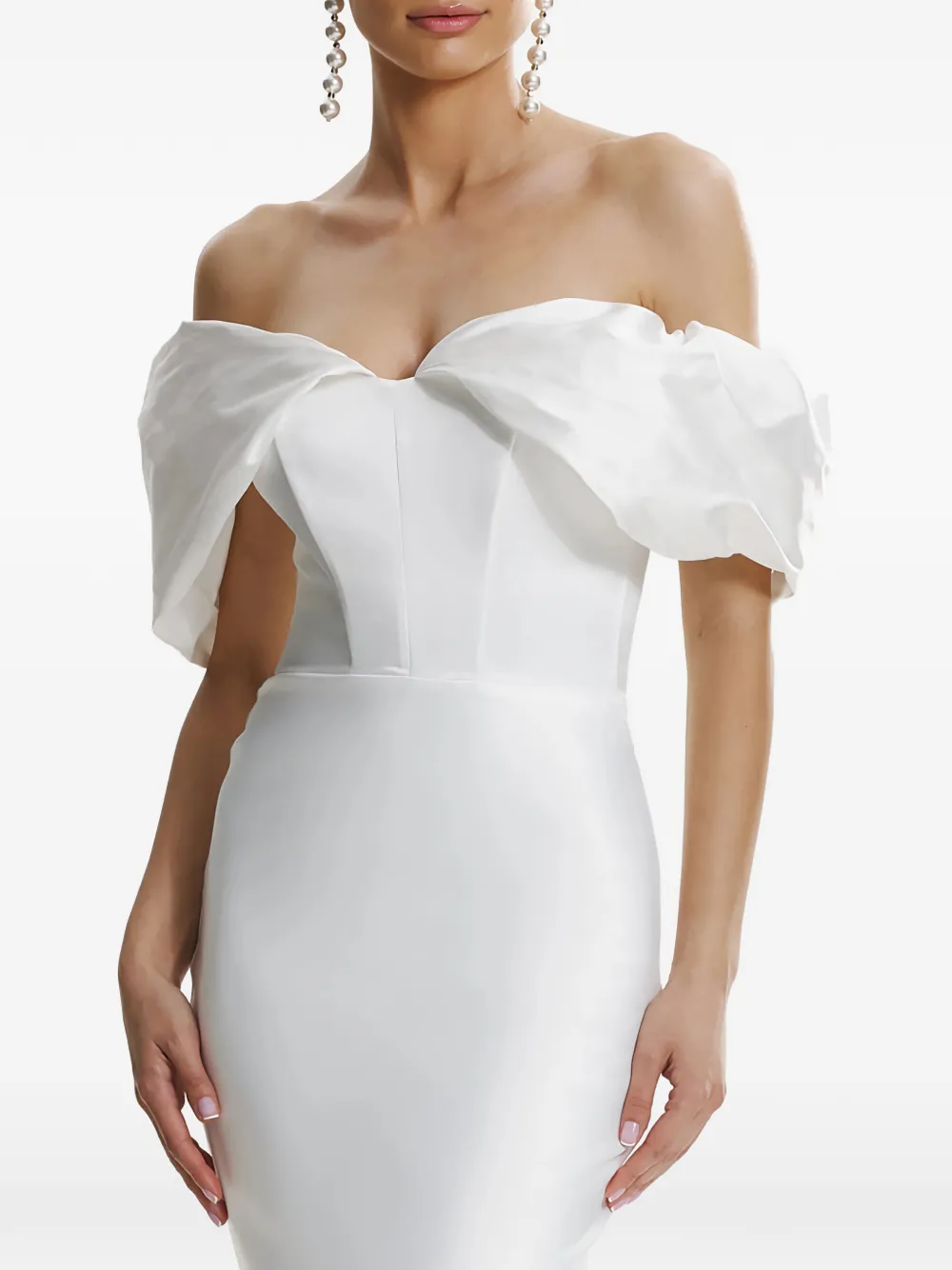FRAMBOISE Kamari off-shoulder zijden maxi-jurk Wit