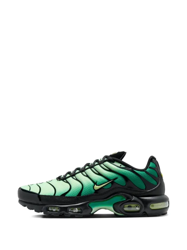 Nike Air Max Plus スニーカー | グリーン | FARFETCH JP