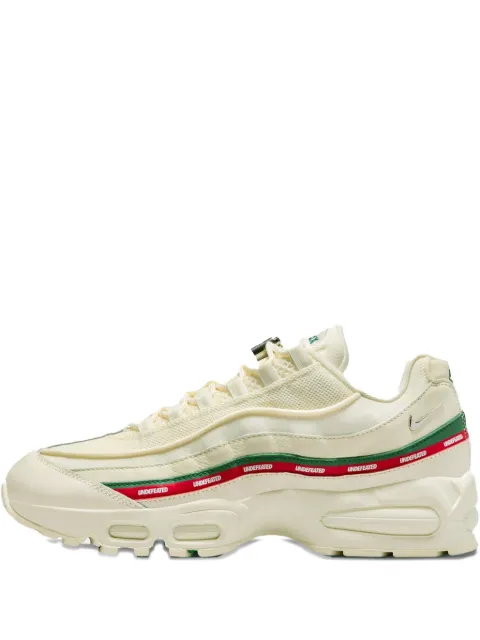 Nike tenis con agujetas y detalle del logo en colaboración con UNDEFEATED