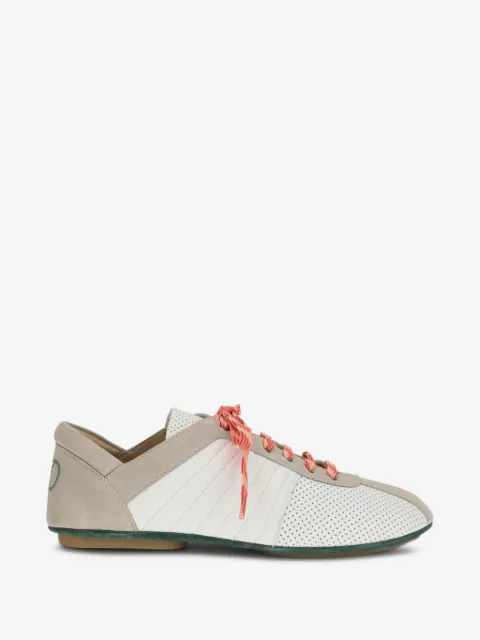Valentino Garavani tenis con detalles de perforaciones