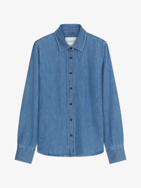 Closed buttoned classic shirt
