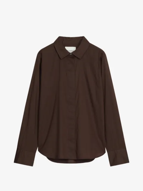 Closed buttoned classic shirt