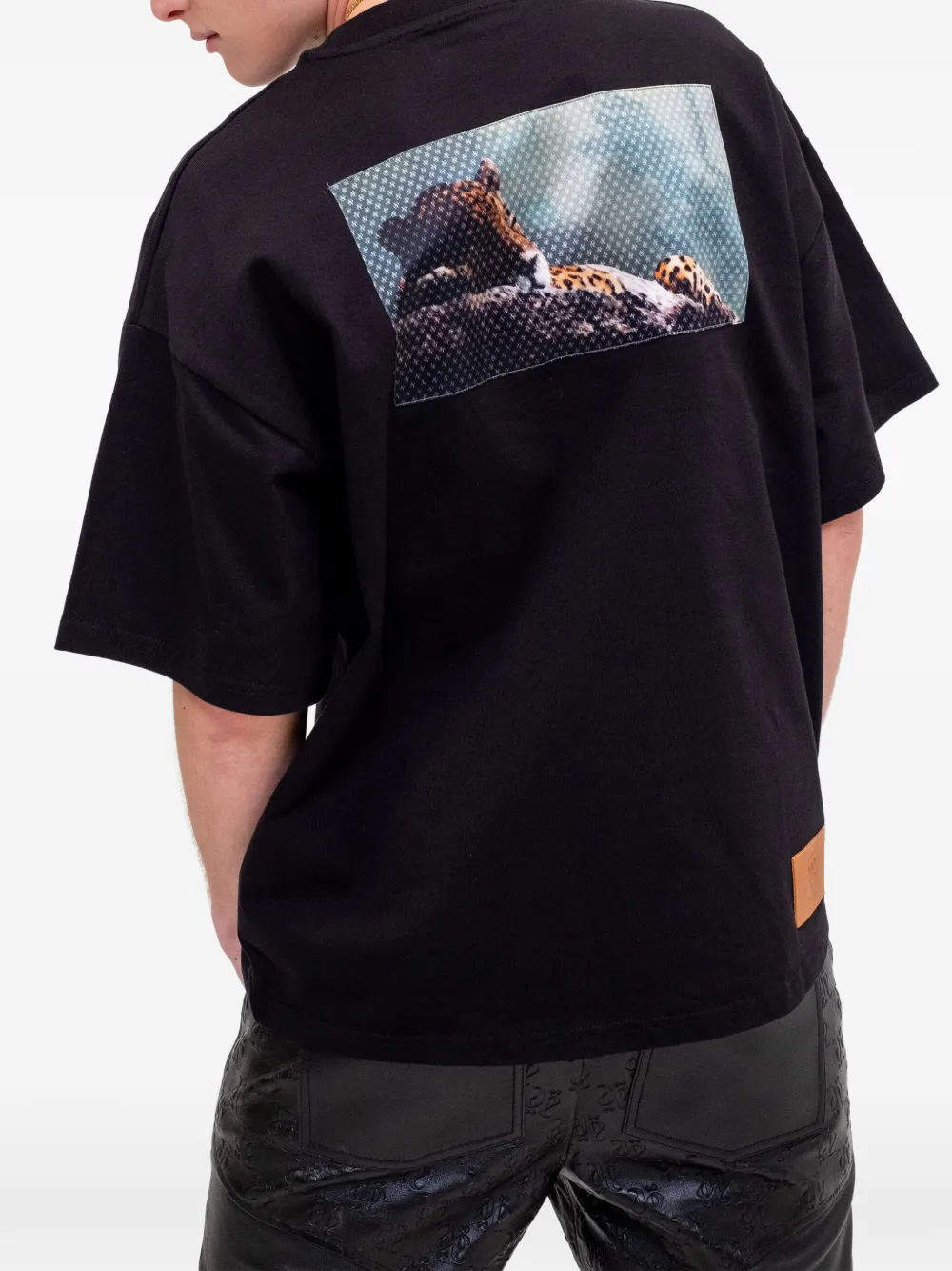 PLACE OF ËLMS T-shirt met patch Zwart