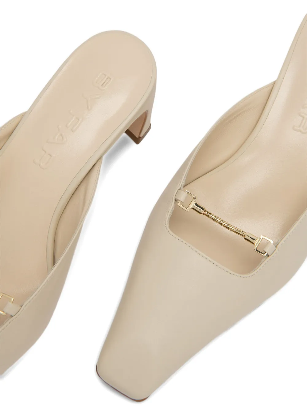 BY FAR Leda bewerkte leren muiltjes met ketting Wit