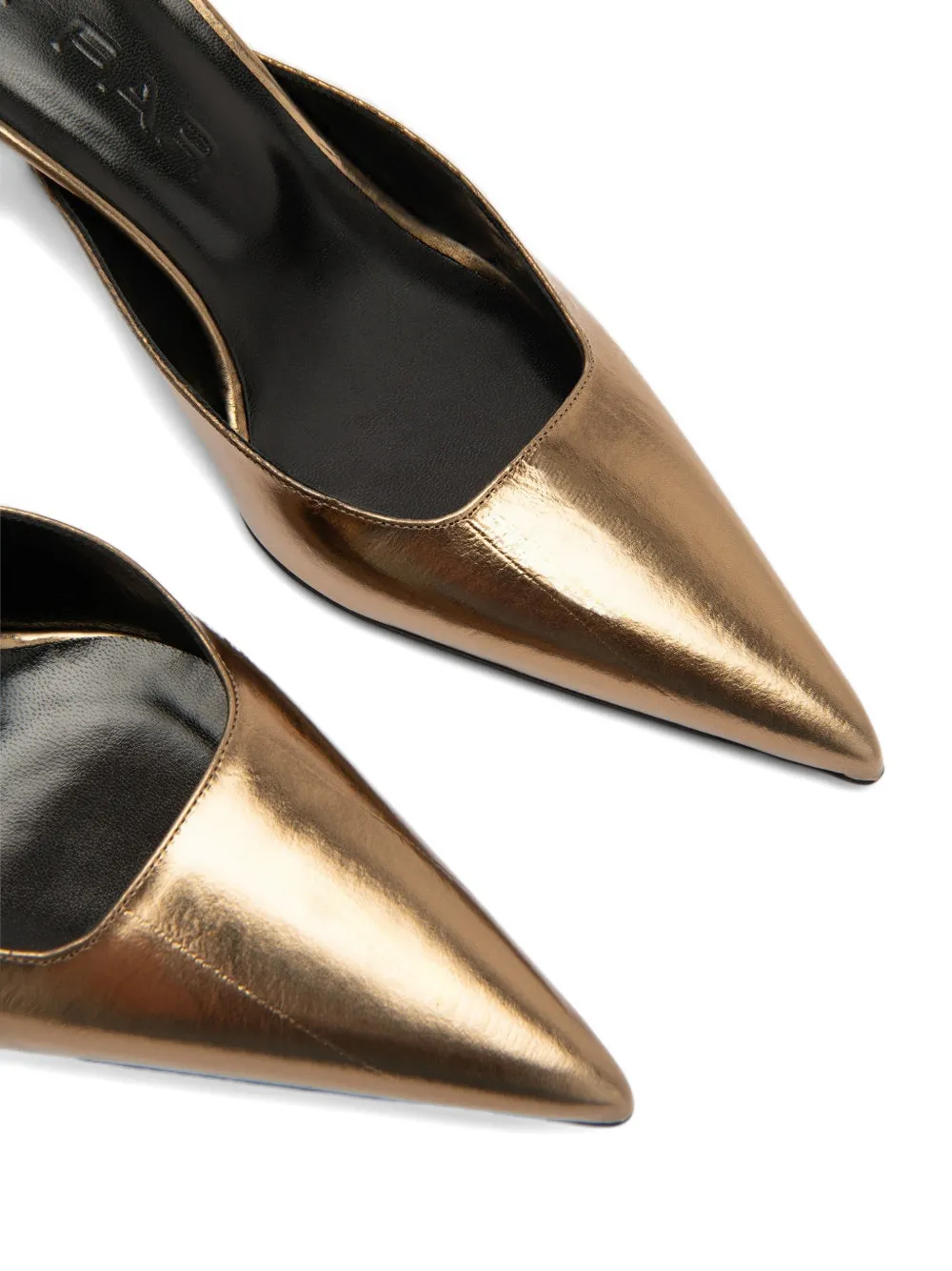 BY FAR Teese metallic pumps met puntige neus Goud