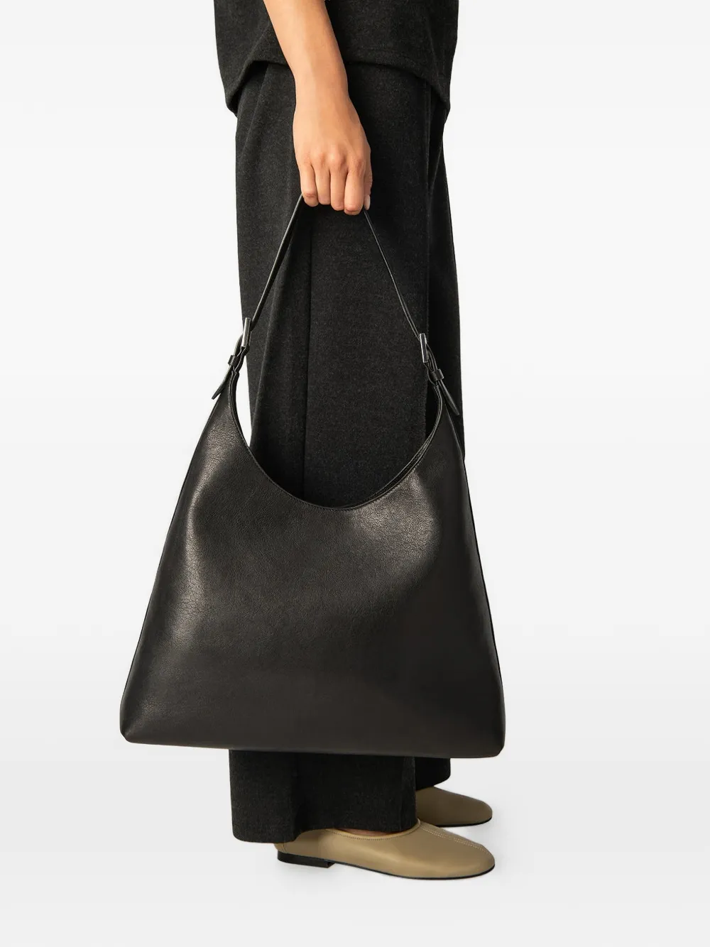 BY FAR Camryn grote leren schoudertas met structuur - Zwart