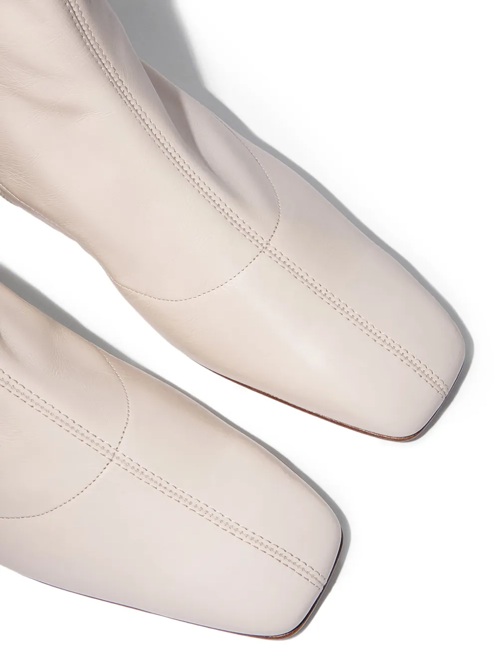 BY FAR Este leren enkellaarzen Beige