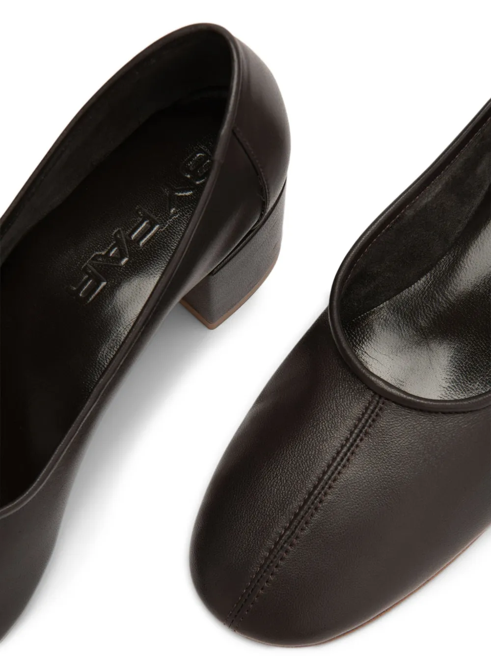 BY FAR Prudence leren pumps met hak Bruin