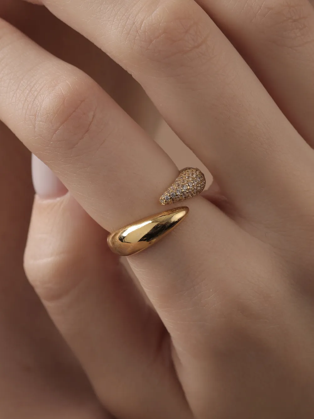  Eshvi Stardust Fang Ring - Gold 
