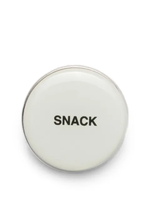 Prada arete con diseño gráfico