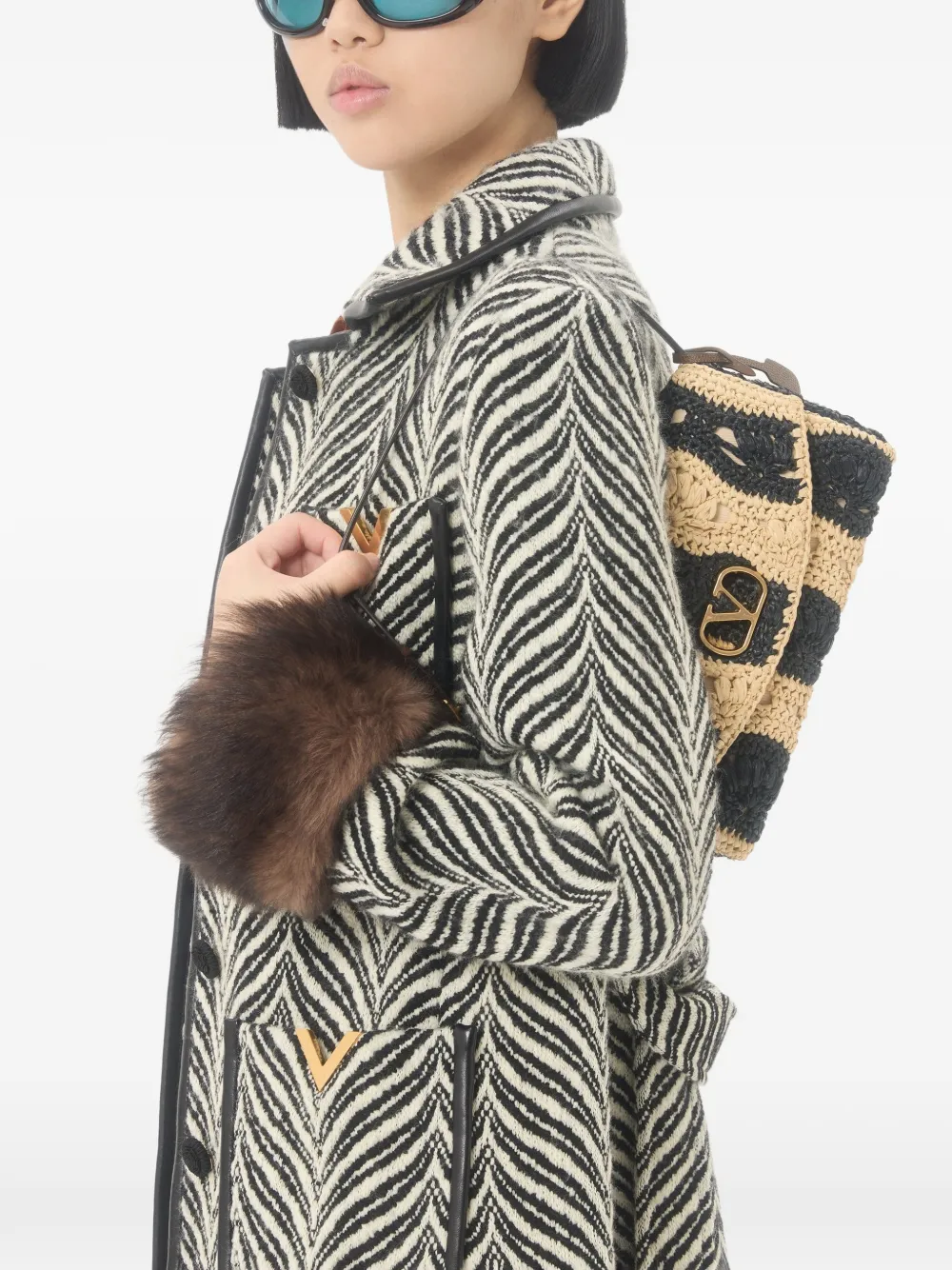 Valentino Garavani DeVain kleine raffia schoudertas met golvend patroon Zwart
