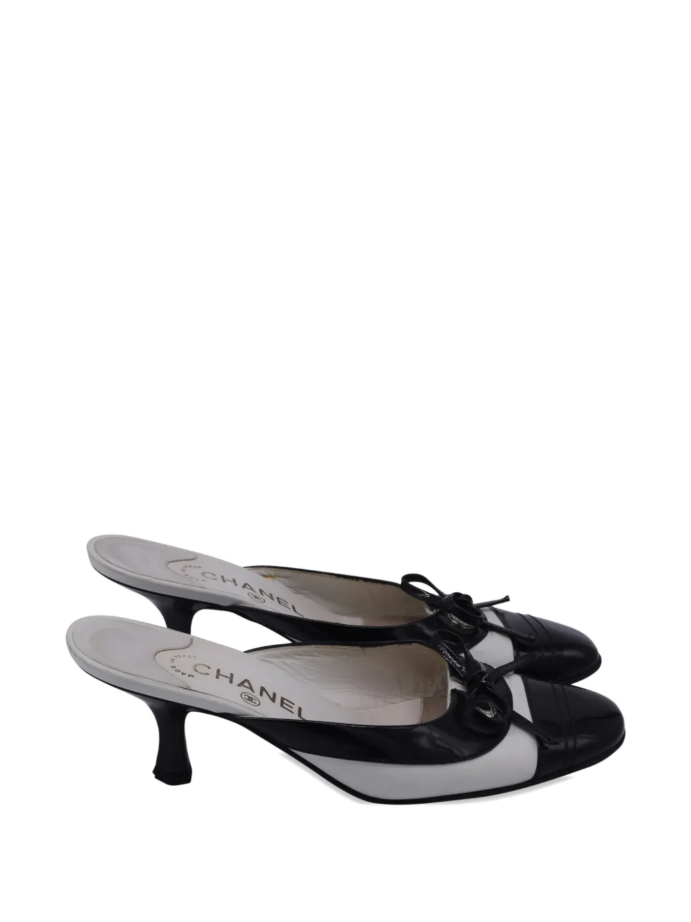 CHANEL Pre-Owned bow cap-toe heeled mules - Schwarz