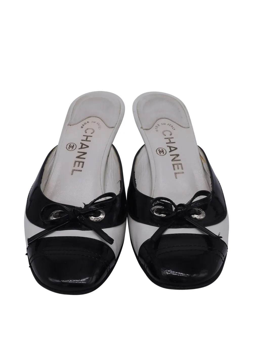 CHANEL Pre-Owned bow cap-toe heeled mules - Zwart