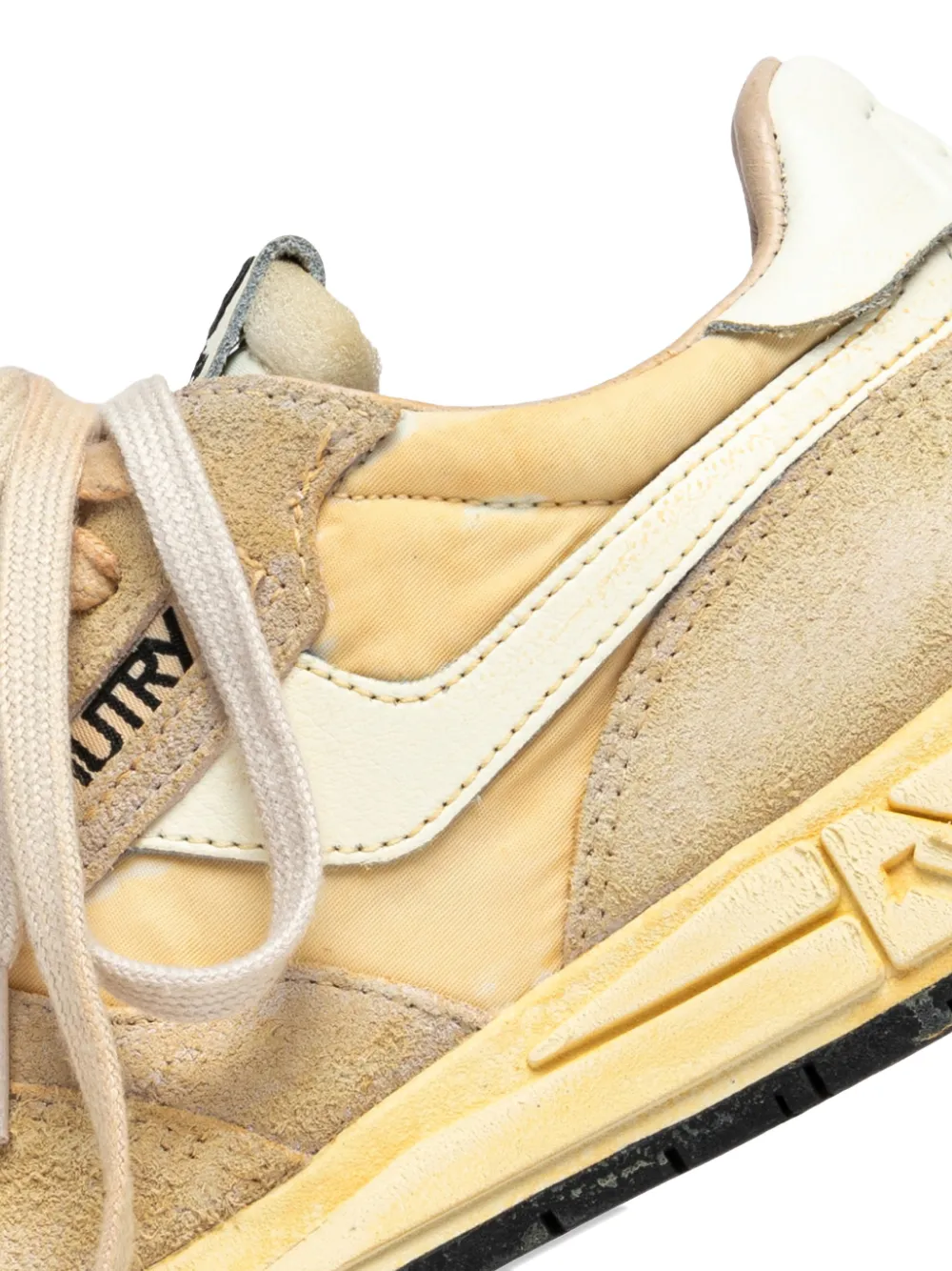 Autry Sneakers met bedel Beige