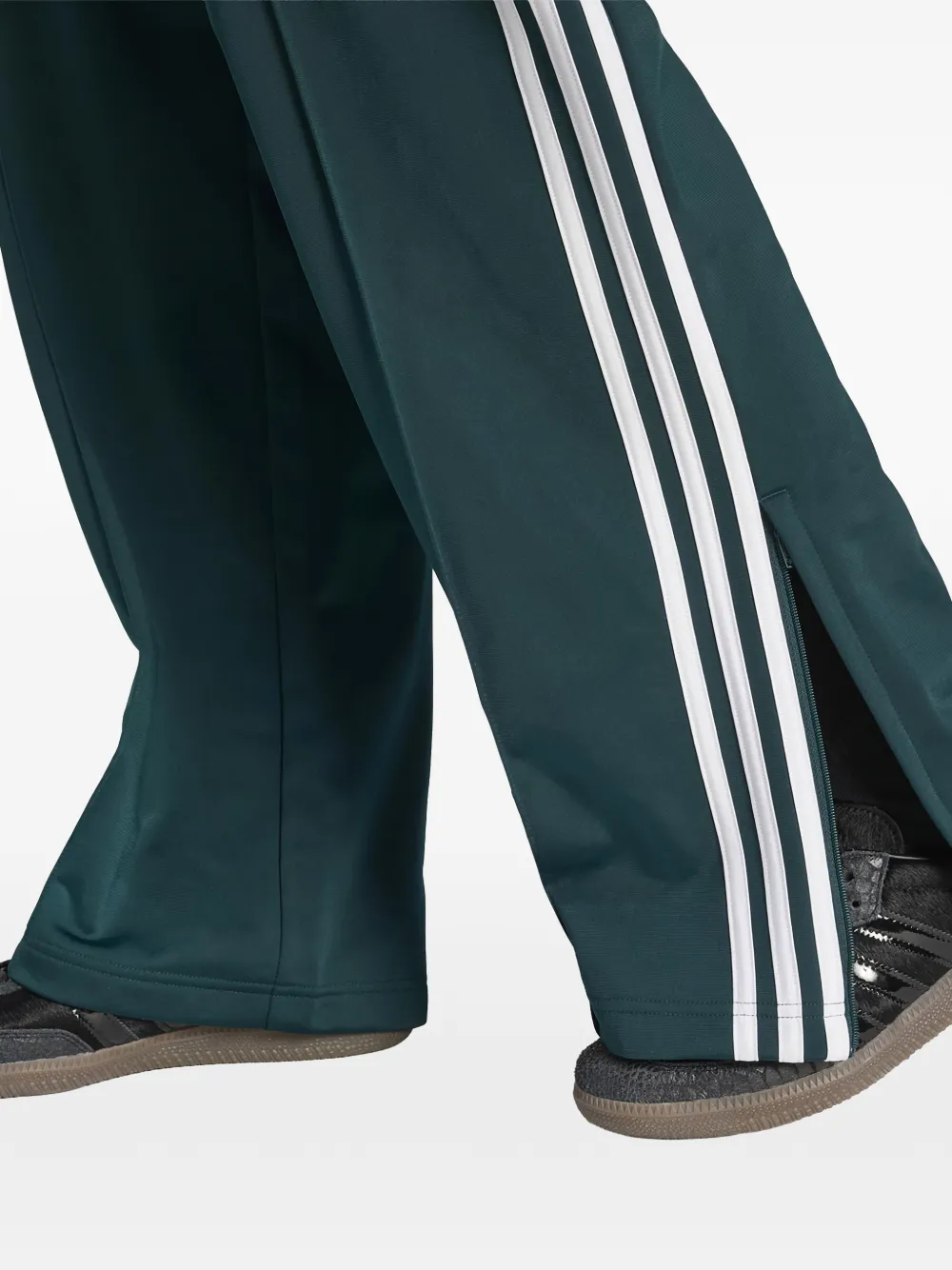 adidas Firebird ruimvallende trainingsbroek met streep Groen