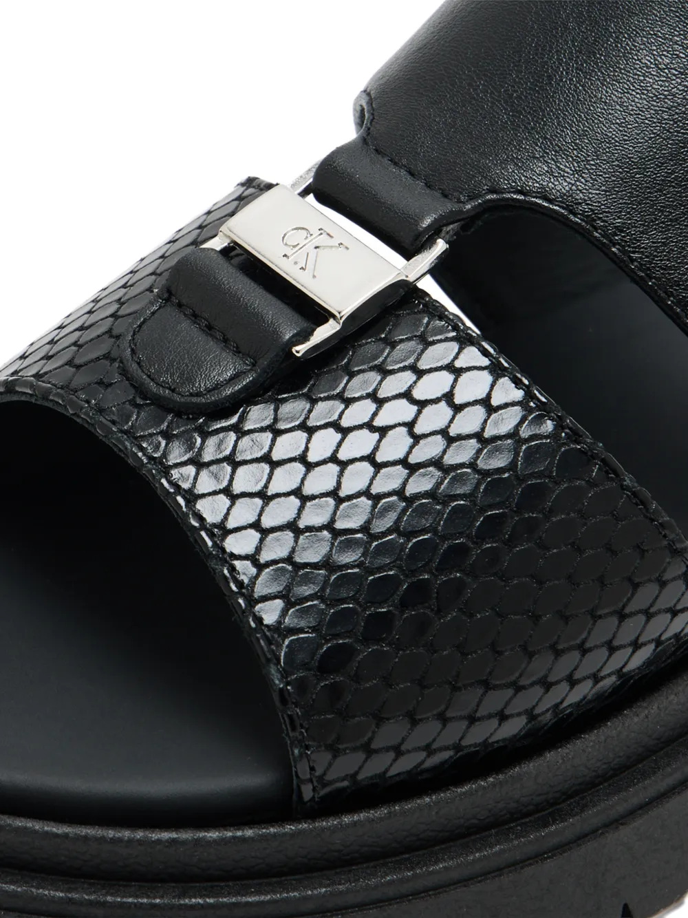 Calvin Klein Kids embossed-logo sandals Zwart