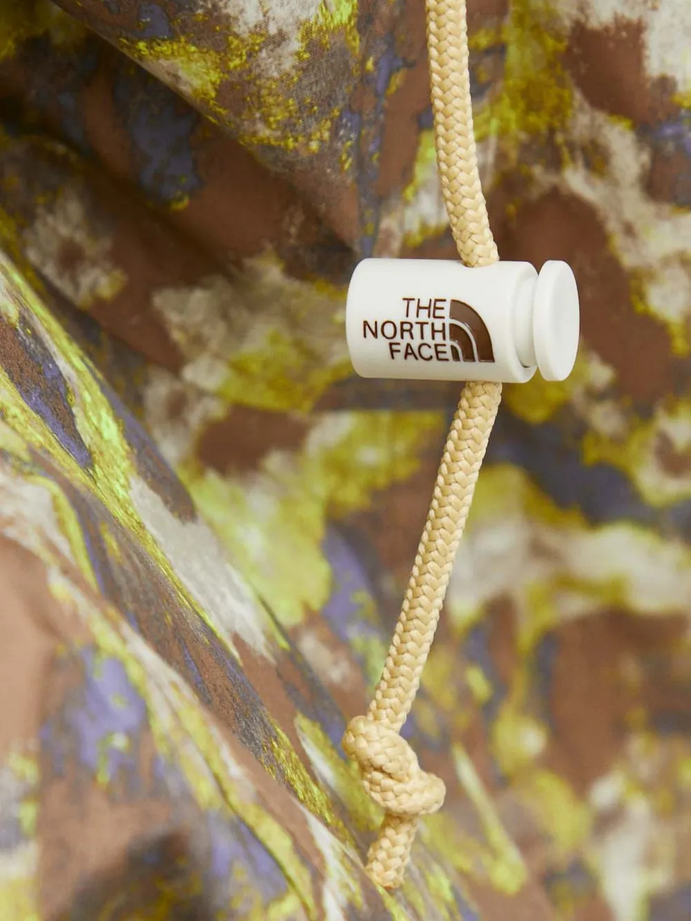 The North Face M66 Utility jack met camouflageprint en capuchon Bruin