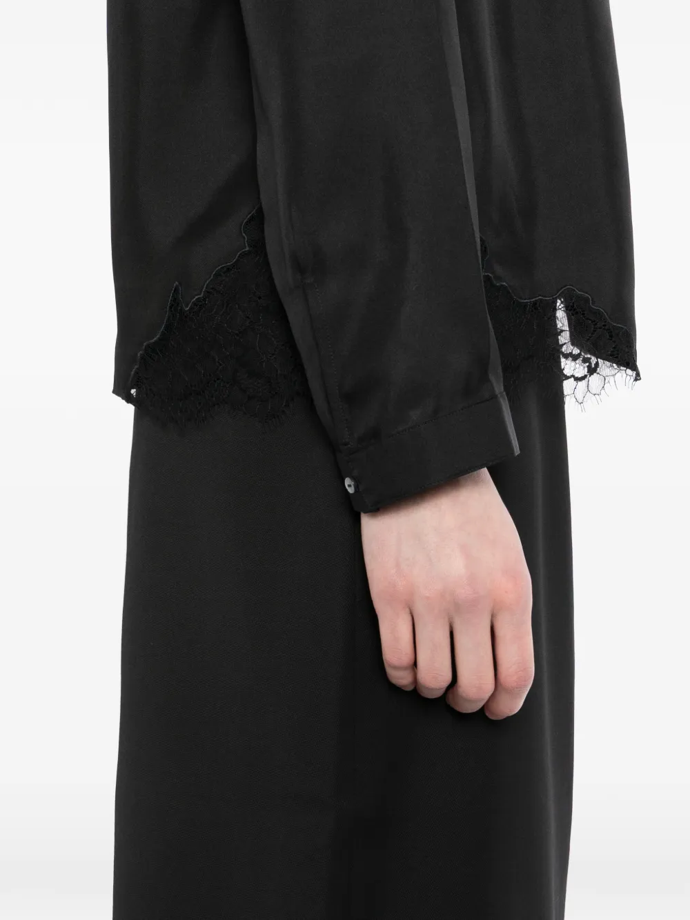 LESS Zijden blouse met V-hals Zwart